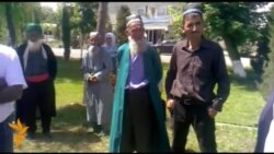 Таҷаммӯъи сокинон дар назди бинои додситонии Кӯлоб Таҷаммӯъи сокинон дар назди бинои додситонии Кӯлоб