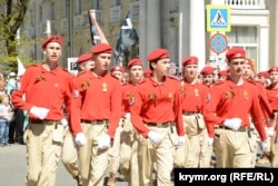 Diákok vonulnak az orosz győzelem napja alkalmából rendezett felvonuláson Szevasztopolban május 9-én