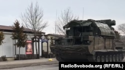 Російська техніка на вулицях Новотроїцького під час окупації Херсонщини. Весна 2022 року (Людина, яка зробила це фото – ризикувала життям)