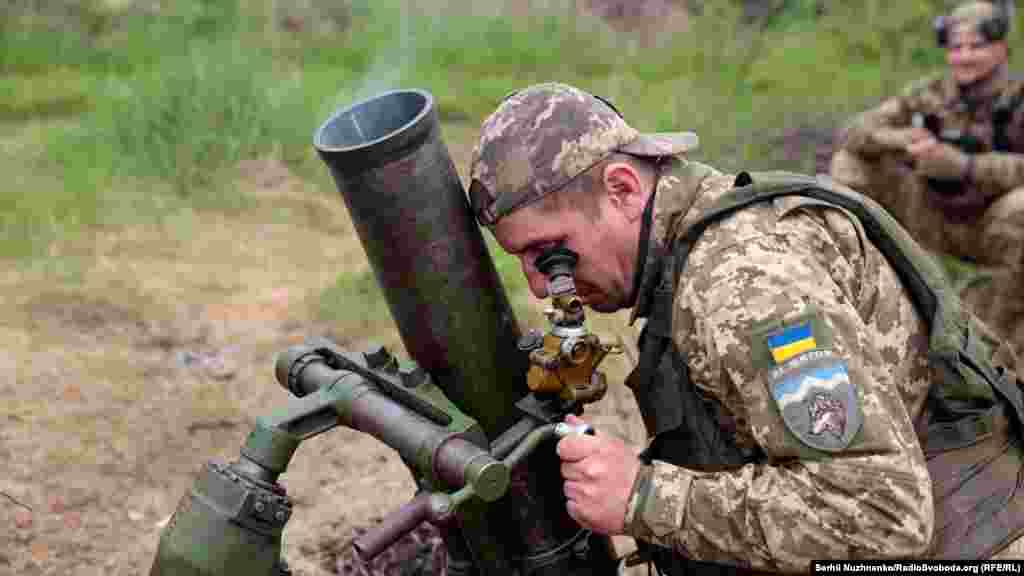 Військовий вносить корективи для наступної цілі 