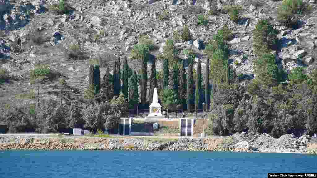 На березі – пам'ятник захисникам арсеналу. 25 червня 1942 року червонофлотець Чикаренко підірвав штольню, поховавши під її уламками близько 200 німецьких солдатів. Також під завалами були поховані радянські воїни