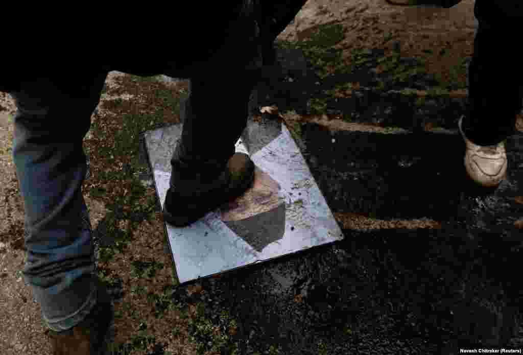 Демонстрант топче узятий із Сінга Дурбару портрет К. П. Шарми Олі, який на тлі протестів пішов у відставку з посади прем'єр-міністра Непалу