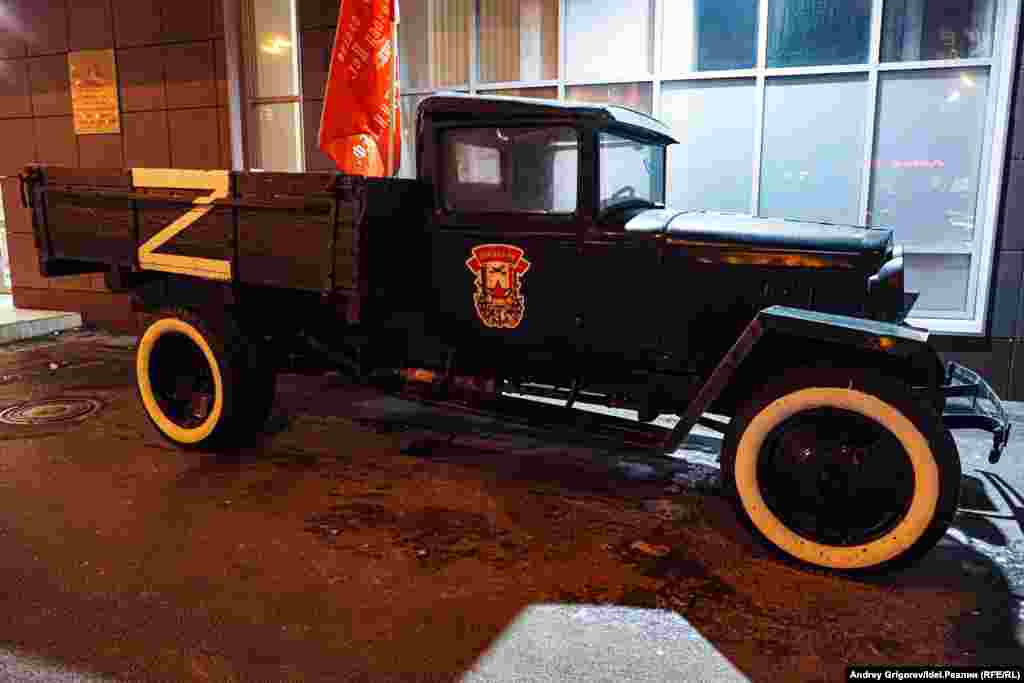 "ГАЗ"-полуторка, установленный у здания казанского ДОСААФ в память о Второй мировой войне, вскоре после вторжения России в Украину получил на кузов новую символику — букву Z.