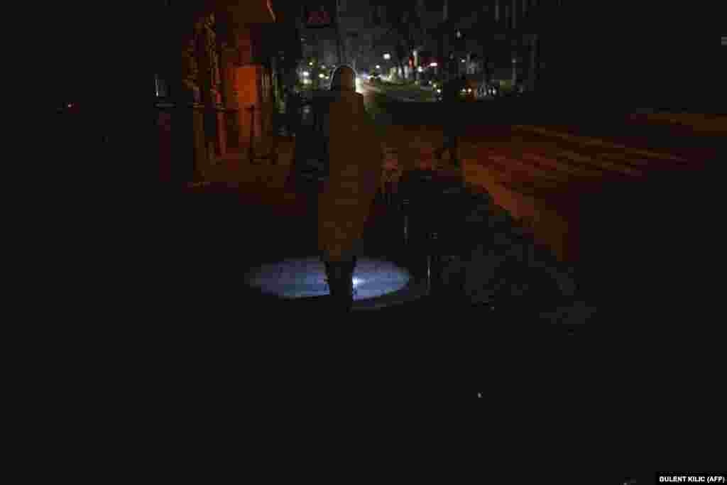 Ще до закінчення повітряної тривоги 23 листопада Київська міська адміністрація повідомила, про запровадження аварійних відключень. На Київській вулиці. Вечір 23 листопада 2022 року  