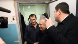 Uzbek President Persuades Cold Citizen That The Heating's Just Fine Uzbek President Persuades Cold Citizen That The Heating's Just Fine