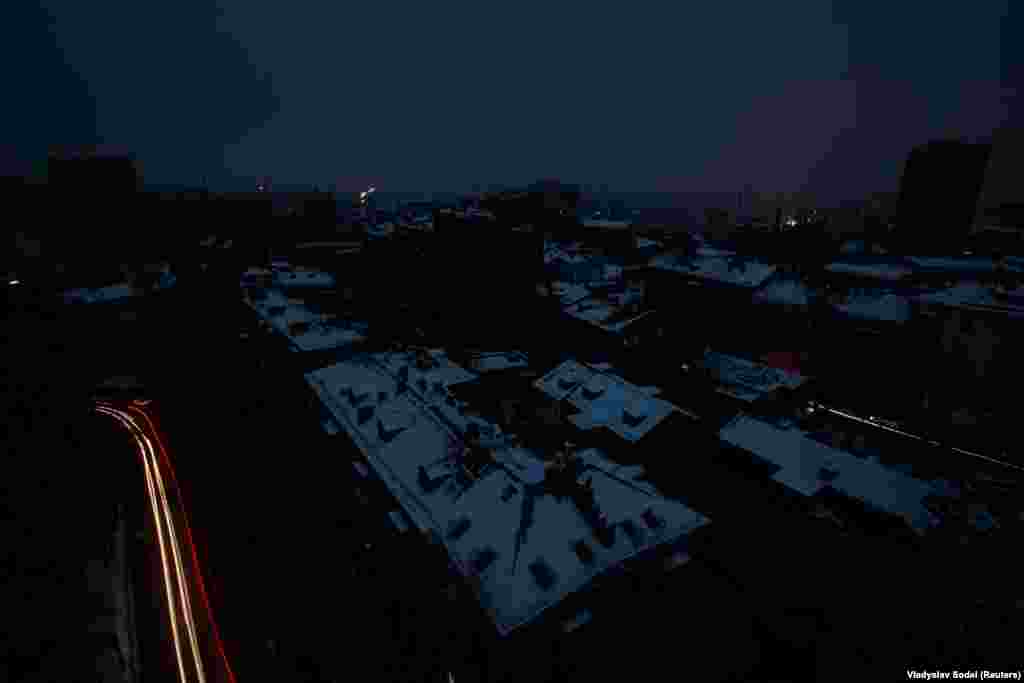 Водночас повідомлялося про понижений тиск у Святошинському, Солом’янському, частково Оболонському, Шевченківському та Подільському районах, житлових масивах «Пуща-Водиця», «Виноградар», «Нивки». Світанок над українською столицею після ночі блекауту. 24 листопада 2022 року