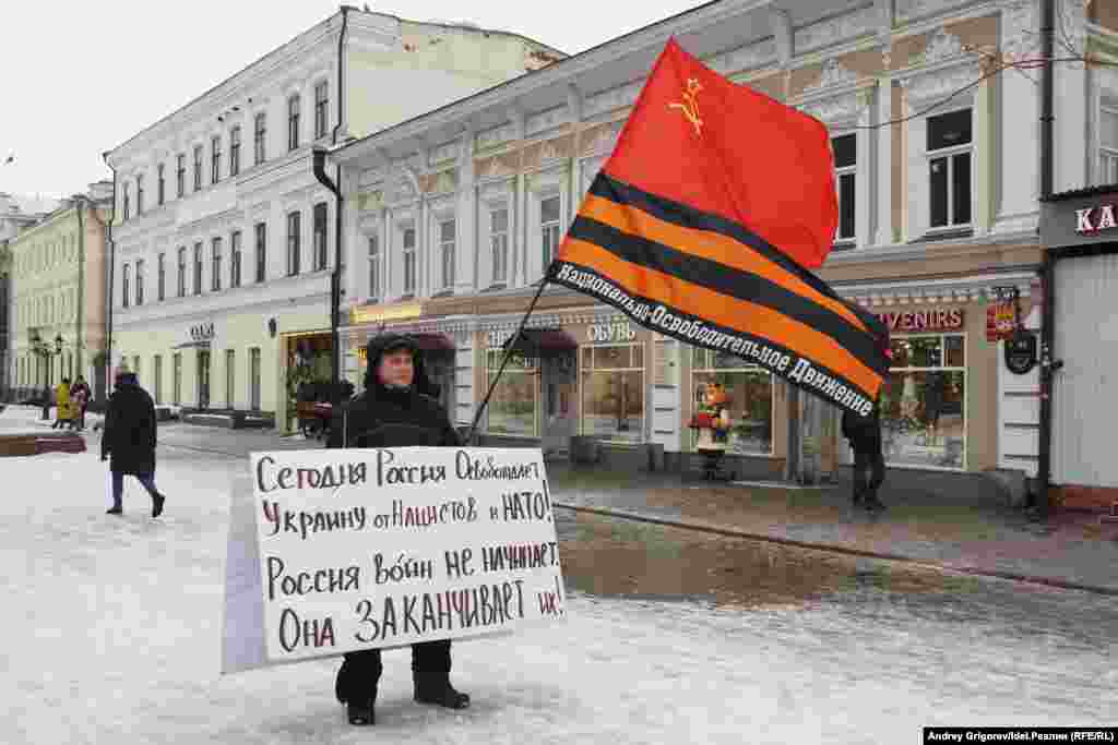 Казанский участник маргинального движения НОД, возглавляемого единороссом Евгением Федоровым, стоит на Баумана в пикете 27 февраля 2022 года. В тот день полиция задержала несколько десятков пикетчиков — но этого она старательно не замечала. 