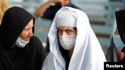 په پېښور کې افغان کډوالې ښځې د نومونو ثبتولو لپاره ناستې دي - انځور له ارشيفه