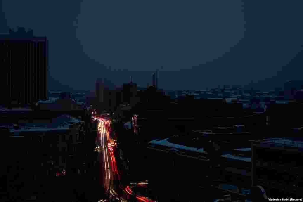 Пізніше у Київській міській військовій адміністрації повідомили, що станом на ранок четверга без електропостачання через аварійні відключення залишається чверть житлового фонду. Водночас, за даними КМВА, громадський транспорт працює – як підземний, так і наземний. Замість трамваїв, з метою економії електроенергії на їхні маршрути вийшли автобуси.