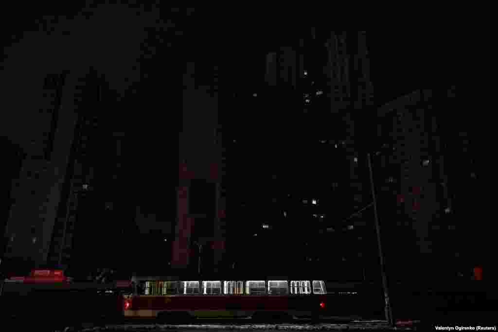 Президент Володимир Зеленський у нічному відеозверненні заявив, що ситуація після масованого ракетного обстрілу,  залишається складною, зокрема у Києві. «Київ – дуже складна ситуація. Роботи триватимуть усю ніч. Очікуємо результат уже на завтра, на першу половину дня. Так само в усіх інших містах і громадах, які постраждали чи залишилися без енергії. Ми робимо все заради людей. А окупанти роблять усе, щоб люди страждали, щоб ми не могли навіть почути й побачити одне одного», – сказав Зеленський.