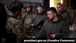 وولودیمیر زېلېنسکي په بخموت کې له اوکراینیو سرتېرو سره ګوري - د ډېسېمبر ۲۰مې انځور.