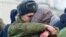 Мобилизованный военнослужащий перед отправкой. Иллюстративное фото.