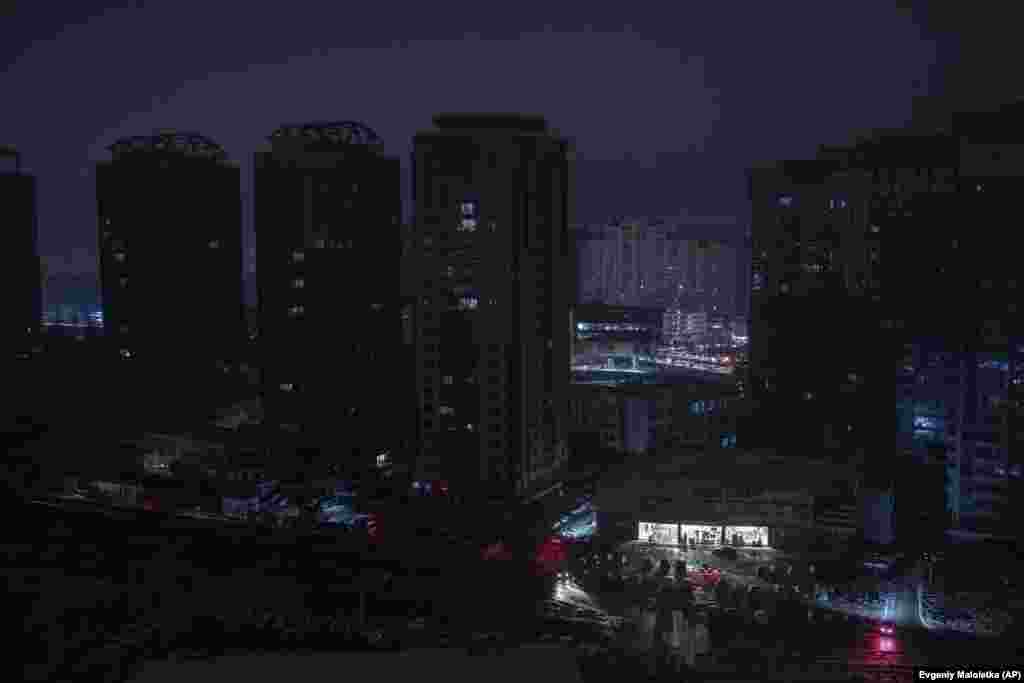 Внаслідок пошкодження російськими ракетами критично важливих інфраструктурних об'єктів столиці, більшість районів Києва були знеструмлені, а люди у помешканнях залишилися і без води, тепла та зв'язку 