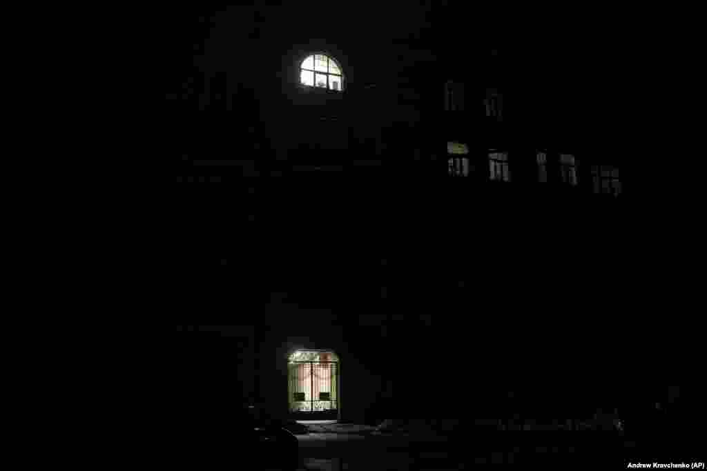 На офіційній сторінці Міністерства енергетики у фейсбуці повідомили про від'єднання від мереж усіх атомних станцій, більшості теплових та гідроелектростанцій. Що призвело до зникнення електроенергії, опалення, води, а подекуди і зв'язку не лише у Києві, а у більшості регіонів України.  Освітлені портативним живленням вікна і вхідні двері в одному із столичних будинків. Блекаут, 23 листопада 2022 року