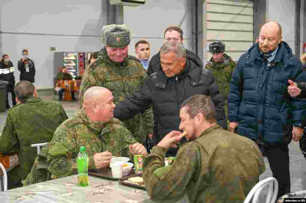 "Кормят как на убой". Такие отзывы мобилизованных татарстанцев о временных пунктах дислокации можно было встретить осенью 2022 года довольно часто. На фото запечатлено посещение президентом РТ Рустамом Миннихановым одного из таких пунктов. Судя по обстановке, это "Казань экспо". 