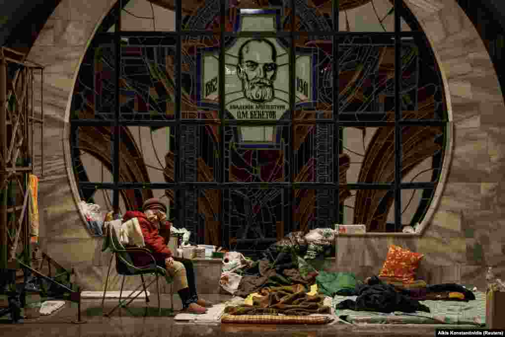 Жінка ховається від російських обстрілів у харківському метро, 11 квітня 2022 року