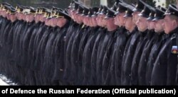 Preživjeli mornari broda Moskva okupljeni u Sevastopolju 16. aprila. Koliko ih je nestalo nije jasno.