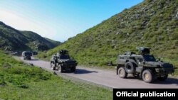 Бронированные колесные машины "Арлан" во время учений в Жамбылской области, Казахстан, апрель 2022 года