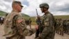 Američki vojnik i pripadnik Kosovskih bezbednosnih snaga na međunarodnoj vežbi u selu Deve, maj 2021