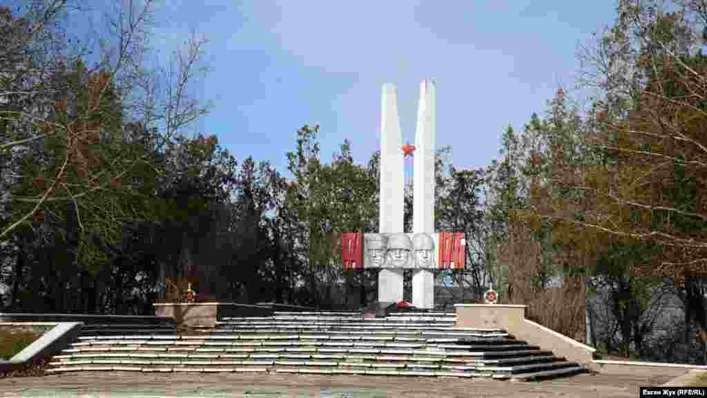 У 1950-х роках всі військові поховання навколо села були зібрані в одну могилу. У 1962 році силами колгоспу «Україна» на вулиці Севастопольській був встановлений пам'ятник – стела. У другій половині 1980-х років була проведена реконструкція братської могили за проєктом севастопольського архітектора Артюхова. Новий пам'ятник був відкритий 9 травня 1987 року і відтоді не оновлювався