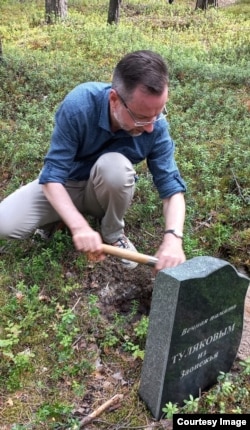 Починка упавшего памятника