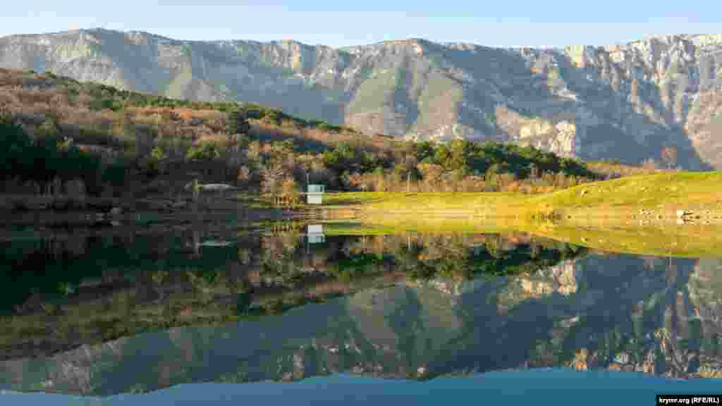 Гора Могаби или Магоби (с крымскотатарского – «кучерявая») – известняковая конусовидная скала, фактически юго-восточный отрог Ай-Петринской яйлы. Ее высота достигает 804 метра над уровнем моря. У подножия горы раскинулся маленький поселок Виноградный, который административно входит в состав Ялты. Больше фото смотрите здесь