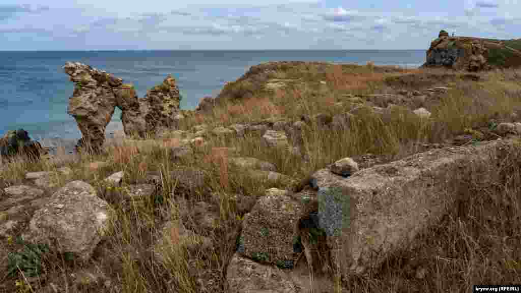Уцелевшие фрагменты строения античного городища Салачик у бухты Широкая. Археологи обнаружили вблизи Генеральских пляжей селения эпохи бронзы, Куль-Обинской культуры. С VI века до н.э. по VI века н.э. территория входила в состав Боспорского царства  