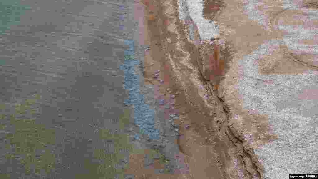 В эту осеннюю пору на мелководье всех бухт-пляжей «хозяйничают» медузы. Из-за них фактически невозможно принять водные процедуры в пока еще теплом Азове