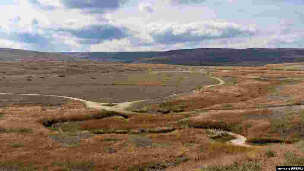 Пойму Серной реки окружает заповедная степь. Сама река прорезает приморскую гряду в том месте, где известняки рассечены разломом. Вдоль этого разлома вытекают Караларские источники  