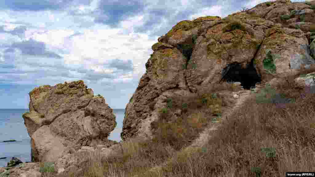 Этой пещерой в прибрежной скале туристы пользуется  по назначению – чтобы укрыться от дождя 