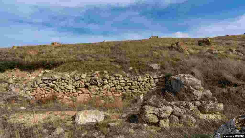 Античное городище – это был комплекс хозяйственных и культовых построек, окруженных оборонительными сооружениями. Основу комплекса составляли одно-двухэтажные дома с двориками, хозяйственными ямами и винодельней  