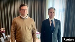 د عکس ښي لور ته د امریکا د بهرنیو چارو وزیر انتوني بلېنکېن او چپ لور ته د اوکراین د بهرنیو چارو وزیر دیمیتري کولیبا