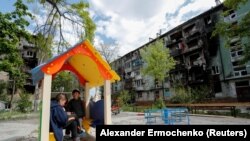 Діти на майданчику в Маріуполі, травень 2022 року