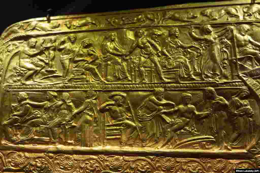 Ще одна копія. У Києві виставлено золотий ритуальний сагайдак – давній скарб із кургану скіфського царя з четвертого століття до нашої ери. Міністр культури України Олександр Ткаченко в інтерв'ю агенції AP заявив, що російські військові пограбували тисячі експонатів із майже 40 українських музеїв