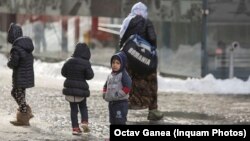 Printre cei mai afectați de inegalitățile economice din România sunt copii, al căror risc de sărăcie este la un nivel ridicat, spun specialiștii. Imagine generică.