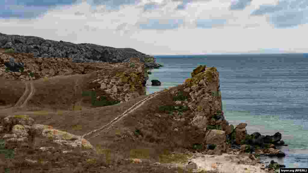 Генеральские пляжи – а это одна или несколько маленьких бухт – обрамлены скалистыми берегами высотой до 20 метров