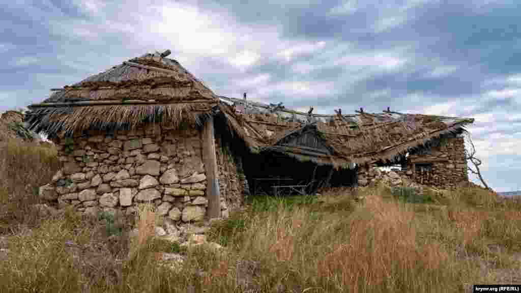 «Скифское» жилище в летнюю пору служит пристанищем для путешественников