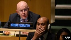 Росія в порушення регламенту ООН 31 грудня 1991 року змінила табличку: був СРСР – стала Росія. На фото: постійний представник Росії в ООН Василь Небендзя