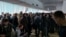 Прибывшие в казахстанский Уральск россияне в местном центре обслуживания населения. 26 сентября 2022 года