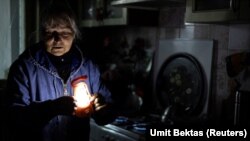 Росія вдарила по газовидобувній інфраструктурі у Харківській області. На фото: мешканка Харкова, вересень 2022 року