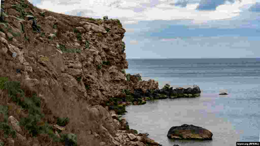 Всего на этом участке побережья насчитывается около 70 бухт, которые  вместе с прилегающей степной зоной Керченского полуострова составляют единое целое Караларского ландшафтного природного парка. Почти каждой бухте в свое время дали название - Широкая, Полифема,  Сиреневая, Странник, Коровья, Булганак и другие