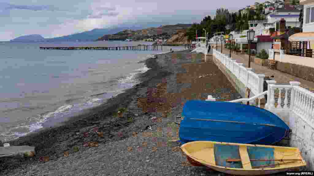 А на пляже их «безлошадные» собратья также удочками ловят кефаль