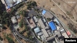 عکسی که گروه ماهوارهای پلانت لبز پیبیسی از فراز زندان اوین گرفته. سقف ساختمان بزرگ سمت چپ بر اثر انفجار از جا کنده شده است