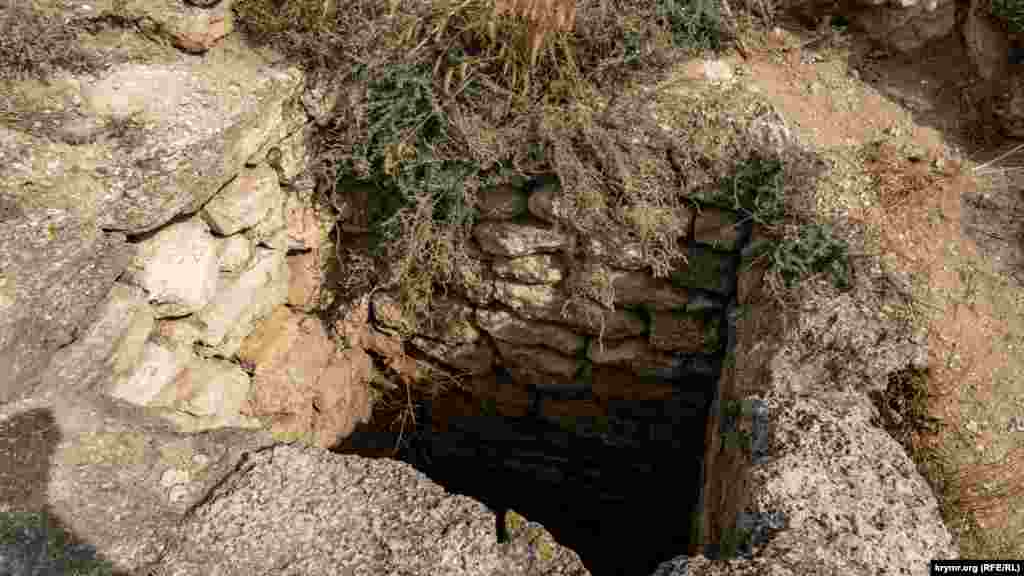Один из сохранившихся колодцев. Недалеко от него археологи раскопали зернохранилище цилиндрической формы глубиной около пяти метров и емкостью сто кубометров  