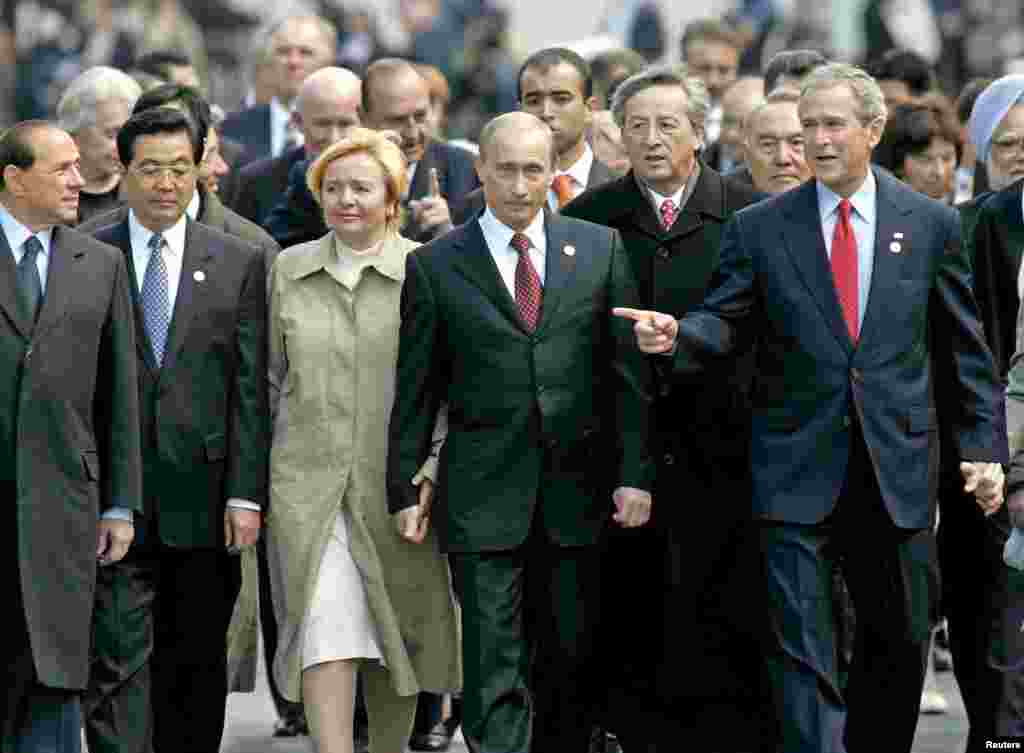 Prim-ministrul italian Silvio Berlusconi, președintele chinez Hu Jintao, președintele rus Vladimir Putin și soția sa, Liudmila, președintele Uniunii Europene, Jean Claude Juncker, și președintele SUA, George W. Bush, la Kremlin, după ce au participat, pe 9 mai 2005, la ceremoniile de comemorare a celui de-al Doilea Război Mondial, în Piața Roșie din Moscova.