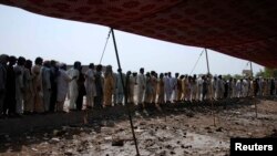 د شمالي وزیرستان کډوال د مرستو ترلاسه کولو لپاره په قطار کې ولاړ دي - انځور له ارشیفه