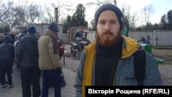 Переселенець із Маріуполя Кирило втратив власний будинок внаслідок обстрілів. Наразі мешкає в Бердянську. Березень 2022 року