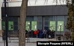 Люди прийшли до відділення банку в надії отримати доступ до інтернету. В Бердянську повністю зник зв'язок. Березень 2022 року