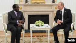 Роберт Мугабе в гостях у Владимира Путина в Кремле. 10 мая 2015 года