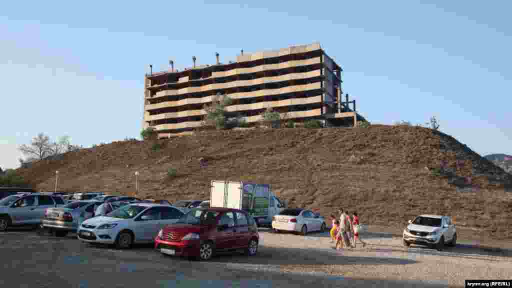 Занедбаний будинок пансіонату КрАЗ – знаменитий селищний недобуд, описаний ще 20 років тому в «Житті Комах» Пелевіна